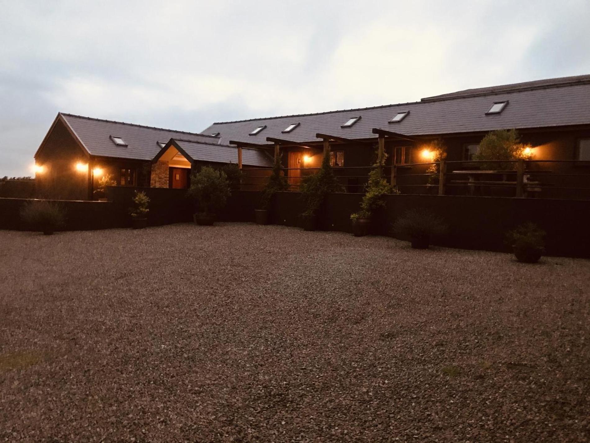 Foxglove - Luxurious Barn Conversion - Blossom Farm Johnston 外观 照片